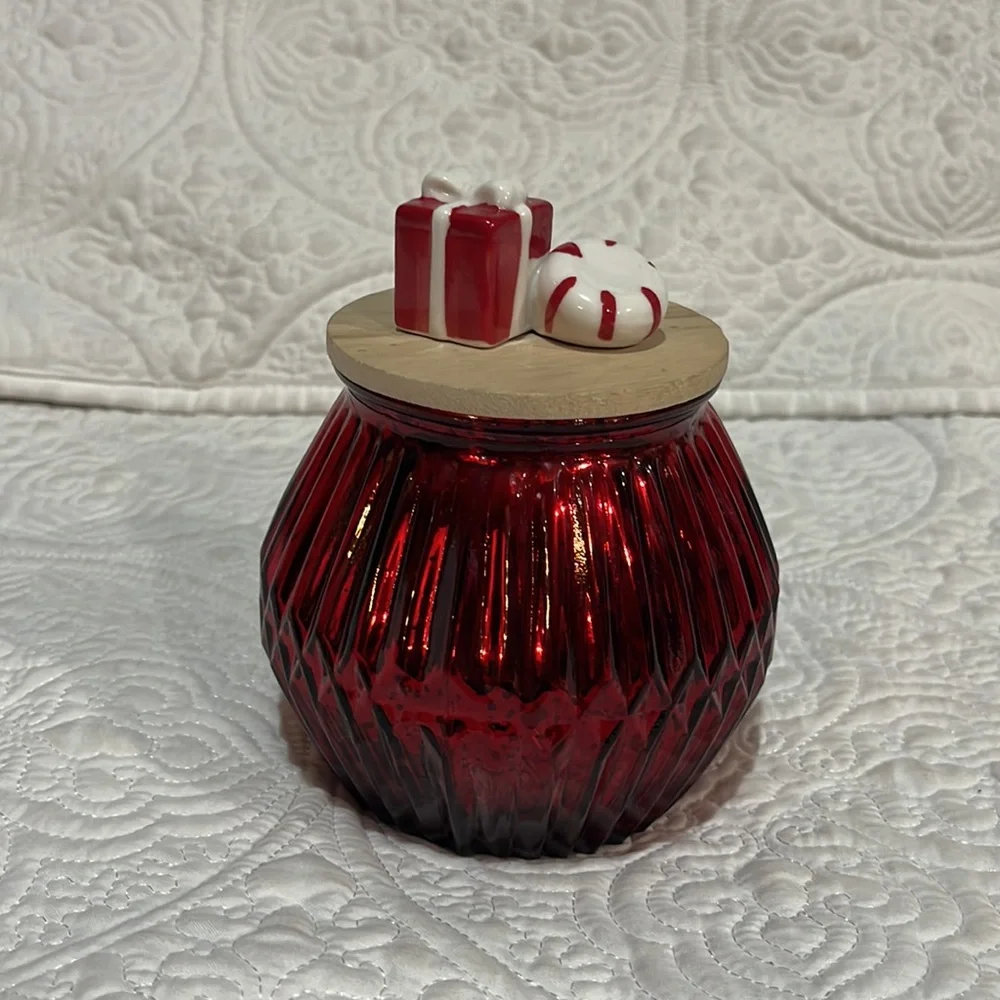 Holiday Peppermint & Vanilla candle with‎ topper lid, new